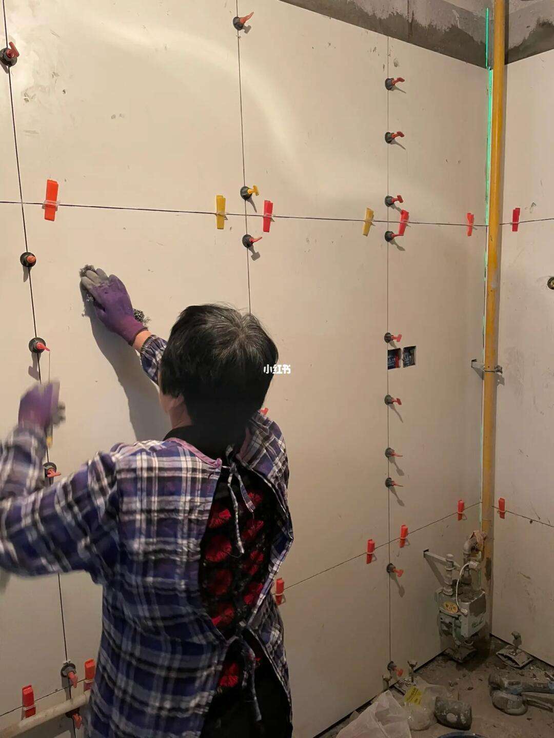 厨房墙壁瓷砖翘起来怎么修补(厨房墙壁瓷砖翘起来怎么修补视频)